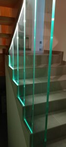 Treppe mit beleuchtetem Glaselement